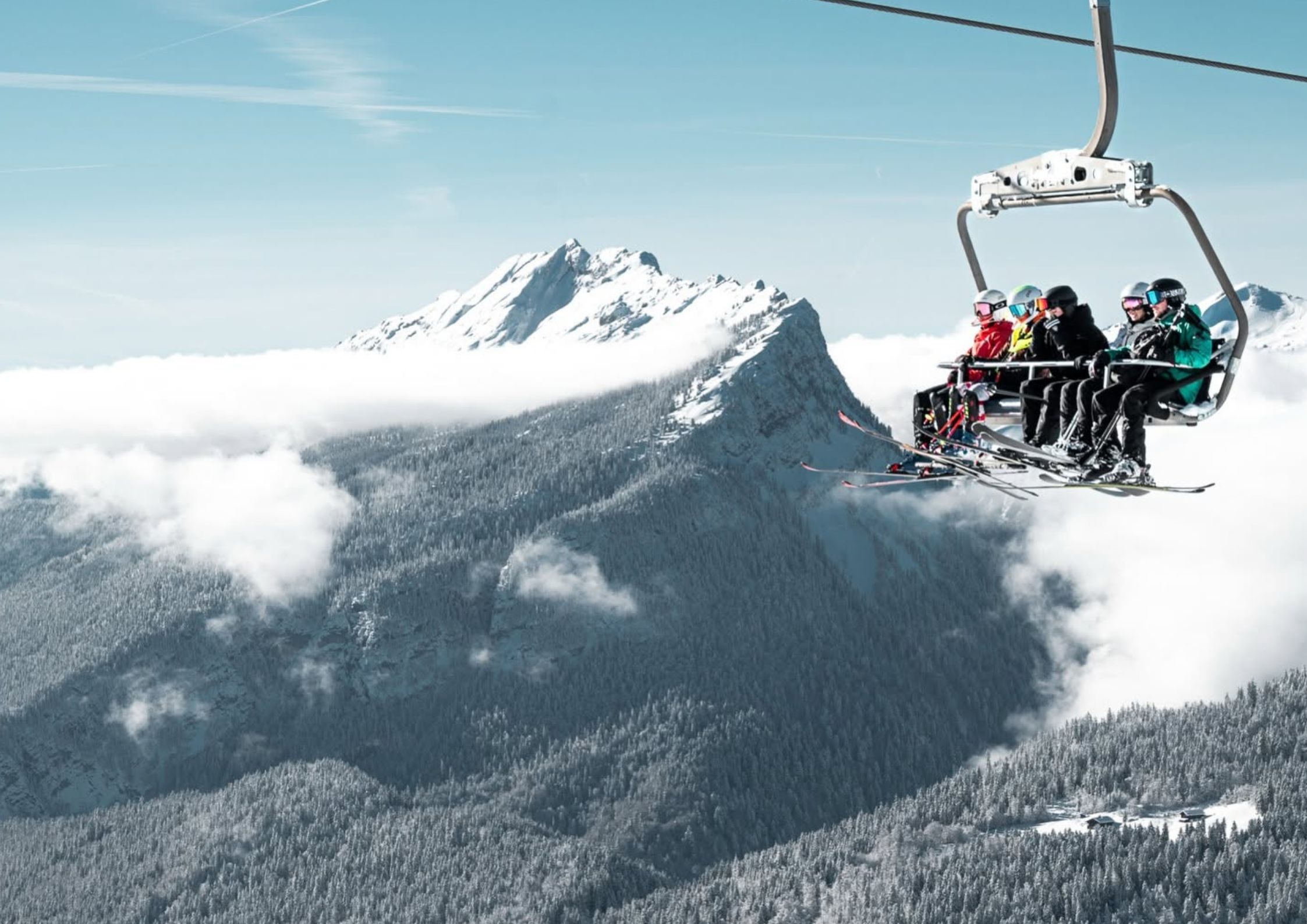 Visitors arriving via Le Grand-Bornand transfers can enjoy spectacular mountain views and family friendly skiing in the Aravis range. Alternative: