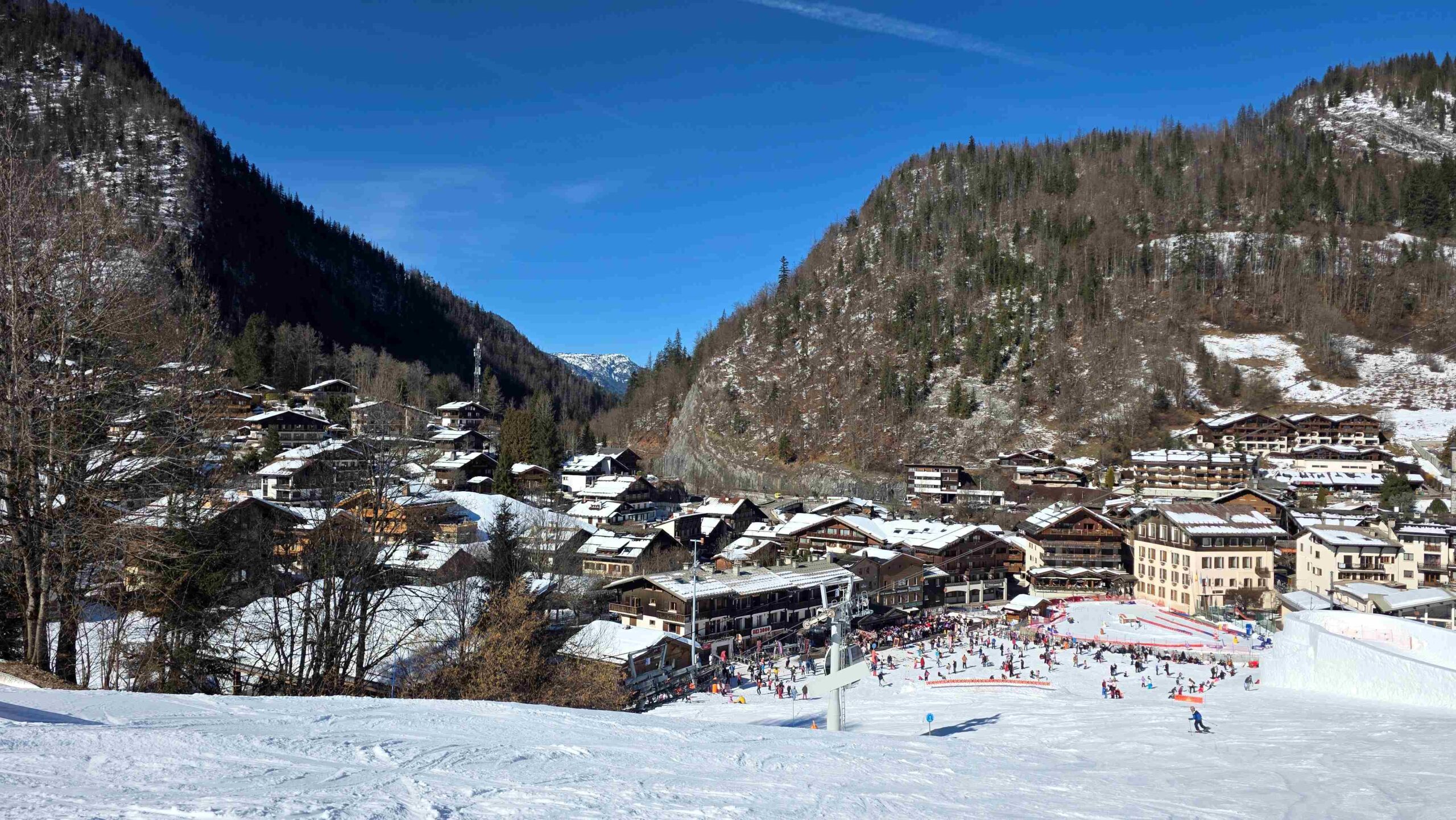 Arriving in La Clusaz village center directly at the ski resort chalets and hotels
